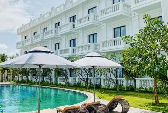 Khách sạn 5 sao Seaside Boutique Resort Quy Nhơn. Địa chỉ: QL1D, Cầu, 2, Bãi Bàng, Thành phố Quy Nhơn, Tỉnh Bình Định.