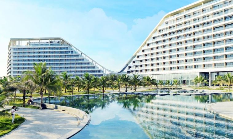 Khách sạn 5 sao FLC Grand Hotel Quy Nhơn. Địa chỉ: Khu 4, Nhơn Lý - Bãi biển Cát Tiến, Xã Nhơn Lý, Thành Phố Quy Nhơn, tỉnh Bình Định, Việt Nam.