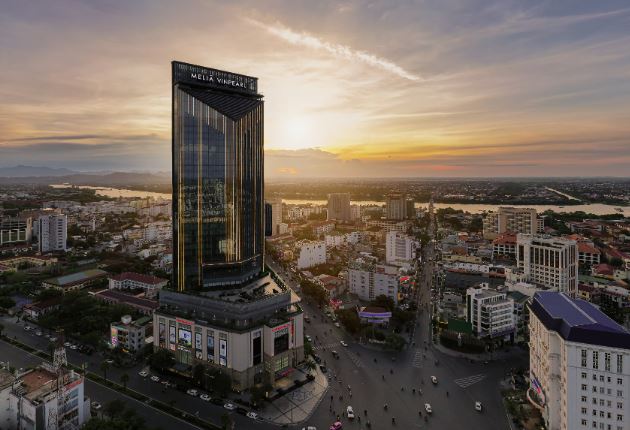 Khách sạn 5 sao Melia Vinpearl Hotel Huế. Địa chỉ: 50A, đường Hùng Vương, TP.Huế, tỉnh Thừa Thiên Huế.