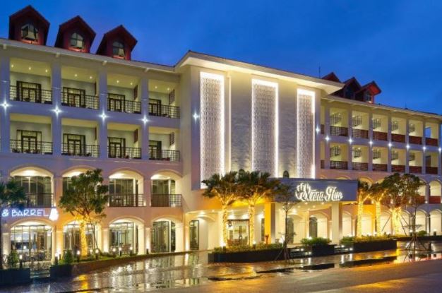 Khách sạn 5 sao Senna Hotel Huế. Địa chỉ: Số 7 Phố Nguyễn Tri Phương, Phường Phú Hội, Thành phố Huế