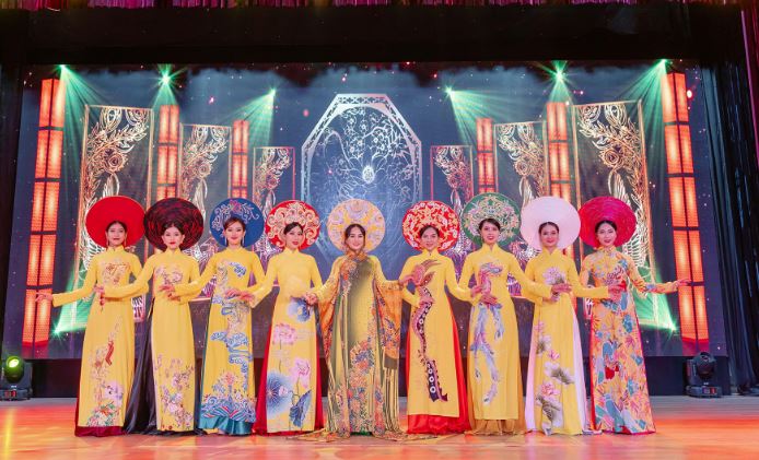 Áo Dài Show Đà Nẵng: Trải Nghiệm Văn Hóa Hoàng Gia Triều Nguyễn