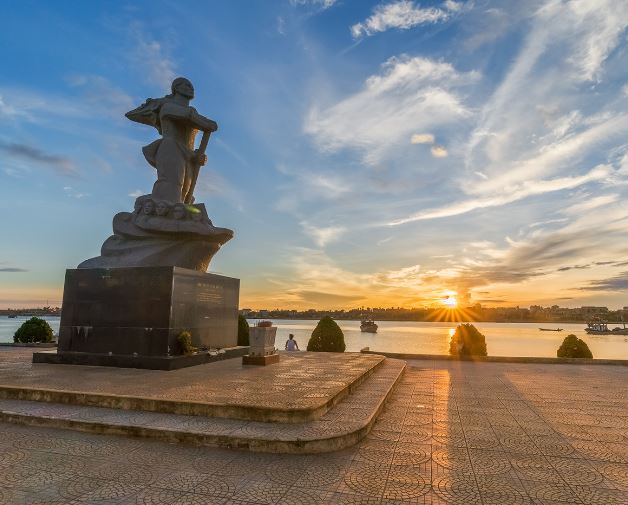 Tượng Đài Mẹ Suốt: Biểu Tượng Anh Hùng và Địa Điểm Du Lịch Không Thể Bỏ Qua ở Đồng Hới